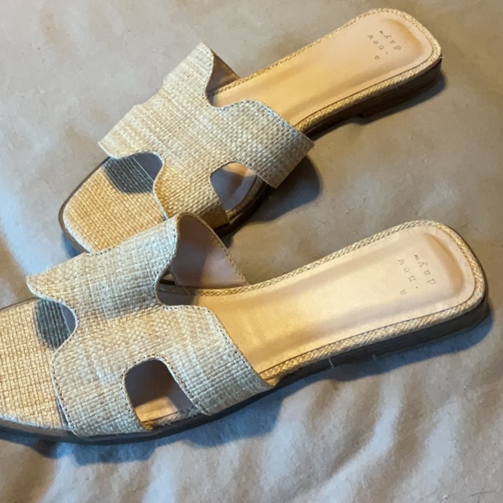 Tan slide sandals
Size 8, like new